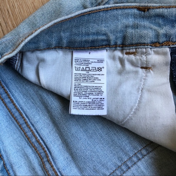 Old navy light wash denim shorts - Picture 4 of 7